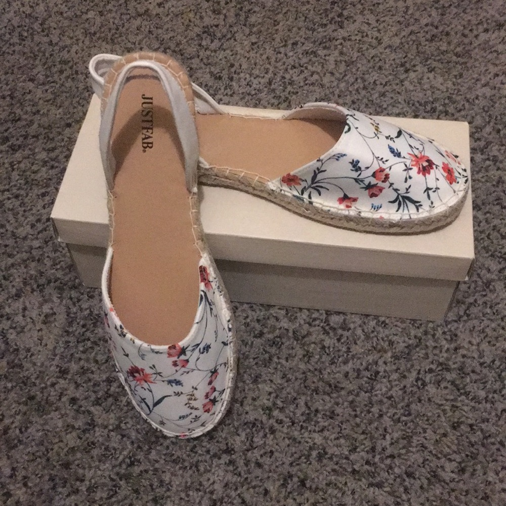 Floral print flats with heal strap